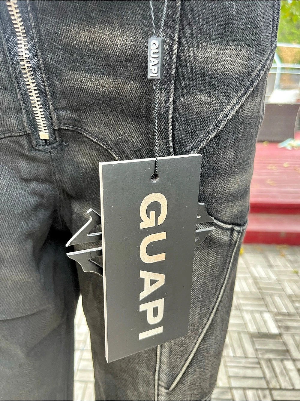 GUAPI Waxed-Effect Jeans - Picture 7 of 9
